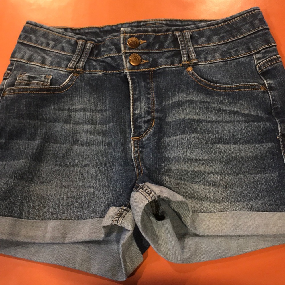 Blue Spice short shorts